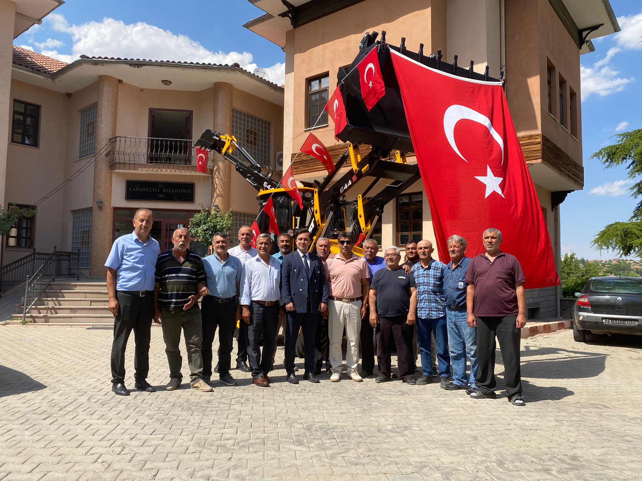 Çevre Kirliliğinin Giderilmesi kapsamında  hibe edilen Kazıcı Yükleyici Belediyemize teslim edilmiştir.